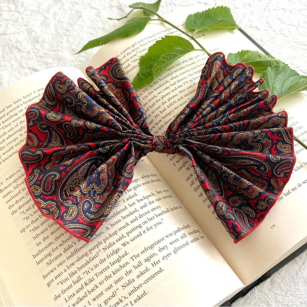 Vintage | Silk Paisley Pleated Lapel/Collar Bow - Picture 7 of 13
